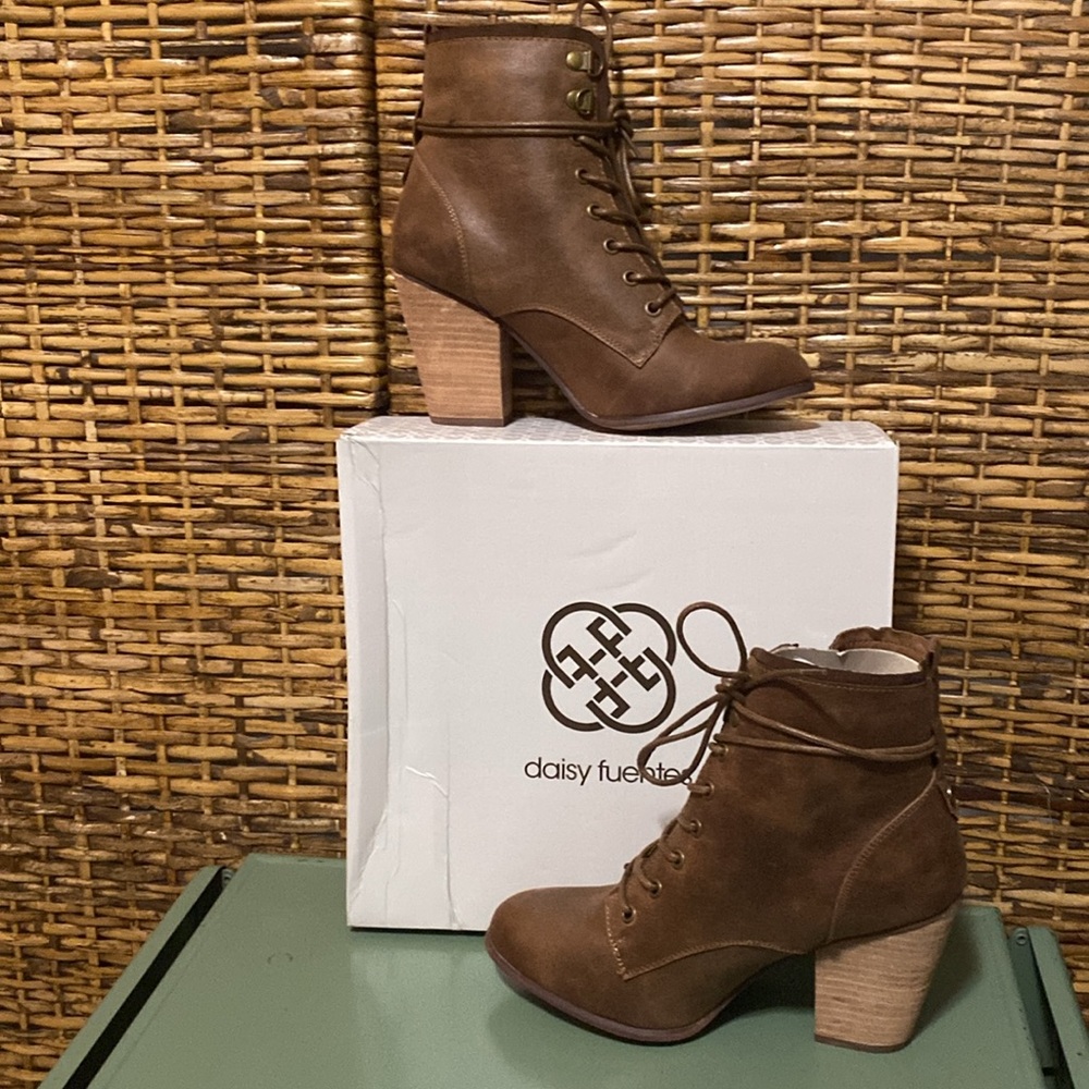NWB Daisy Fuentes CHARLIE AnkleBoots steampunk western Brown 9m & 7.5m available - Picture 4 of 8